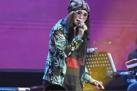 黄伟文晒《倾城》手稿自曝无法联络原唱，45岁许美静未隐退略发福图片