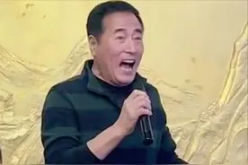 《我爱我家》杨立新63岁现状，发福在酒桌唱戏还和陈佩斯抢角？图片