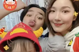 李亚男晒一家四口，俩女儿都遗传王祖蓝大鼻子？妹妹被赞更好看图片