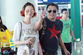 李小冉和富豪老公同框出游，满脸笑容太恩爱，休闲穿搭真随性图片