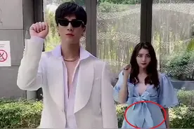 姜潮晒与老婆度假照，麦迪娜穿平底鞋小腹凸出，网友直呼像怀二胎图片