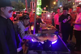 长春男孩反串老太，夜里摆摊卖“孟婆汤”异常火爆，咋回事图片