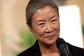 老戏骨吕中：47岁进入演艺圈，儿媳是影后，女儿更是她的骄傲图片