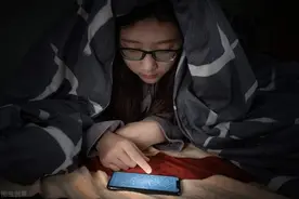 这些舒服的姿势正毁掉你的身体，腰腿疼、面瘫可能都因错误坐姿图片