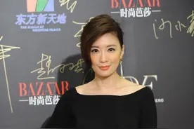 贾静雯真敢穿，薄纱短裙惊艳全场，落座的时候好尴尬图片