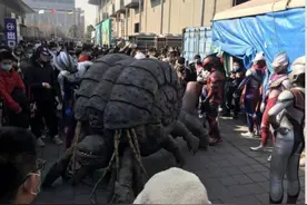 奥特曼：漫展惊现加坦杰厄，无比还原遭围观，坦克贝利亚吓坏迪迦图片