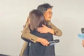 刘敏涛陈创时隔16年再合体，紧密相拥后牵手离开，两人至今都未婚图片