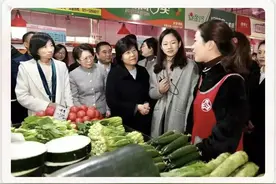 “90后”海归硕士，不进职场进菜场图片