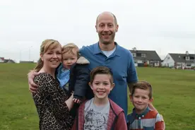 英国男子千里找回失散的父亲，几年后老人变得沉默，结局让人唏嘘图片