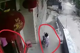 趁妈妈锁门之际，4岁姐姐将弟弟推下陡坡，宝妈狂奔却没能追上图片