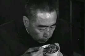 周总理请越南外宾吃饭，服务员递毛巾后，总理为何发火：岂有此理图片