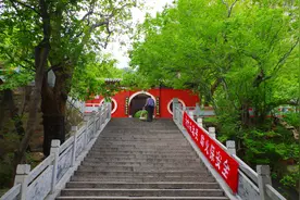 河北避暑的好去处：清凉无比、檀林如海的苍岩山图片