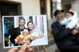 28岁湖南妹妹一心报恩，嫁给街坊73岁老汉，生下儿子后如今咋样了图片