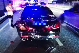 这是喝了多少？对着铁骑喊“老弟，保护我”！还把安全气囊都撞出来了图片