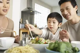 两岁宝宝的主食变“大人饭”，儿科医生指出问题，宝妈幡然醒悟图片