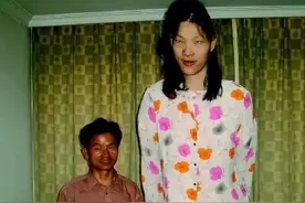 “世界第一”女巨人安徽姑娘，身高2.36米，穿78码的定制鞋图片