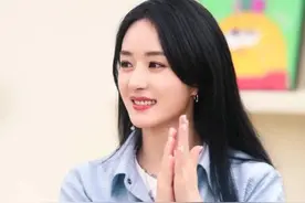 赵丽颖儿子正面首曝光，带儿子逛商场，贴心牵儿子互动超有爱图片