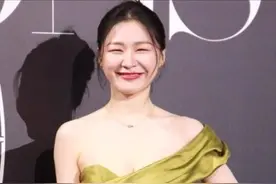 金靖成“微胖典范”，无惧镜头大胆穿抹胸裙，身材丰满别有风味图片
