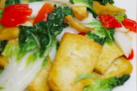 乌白菜烧豆腐家常做法，一个简单的方法，豆腐不粘锅还特别入味视频封面