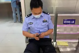 这位民警竟然穿拖鞋上班……背后原因令人敬佩！图片