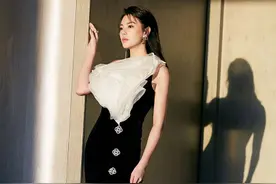 张雨绮龙凤儿女罕见露面，探班妈妈不哭不闹，两脸呆萌超乖巧图片