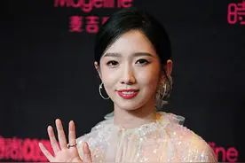 时尚COSMO盛典：孟美岐礼服惹争议，发福的马思纯却让人心疼图片