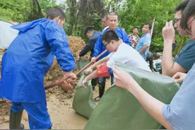 汪仁镇：百人齐心固堤排险图片