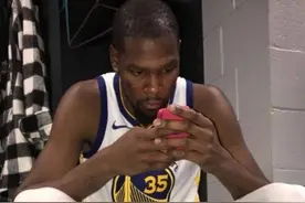 NBA巨人大手玩手机都啥样？奥尼尔像抓麻将牌，博班用iPad当手机图片
