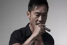 老戏骨郑浩南近况曝光，聚餐仅喝不到5块的啤酒，面颊凹陷显老态图片