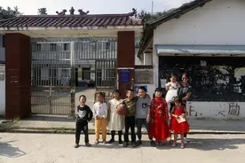 山巅小学，一名女老师和八个学生，她午睡的样子真美图片