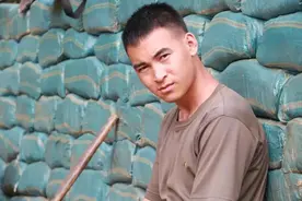 “排雷英雄”杜富国：为队友挡雷失去双眼双臂，被子仍叠成豆腐块图片