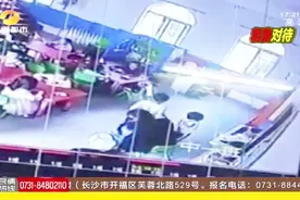 粗鲁对待：4岁男孩尿裤子被打！涉事老师已被辞退！视频封面