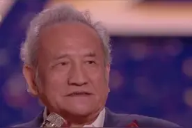 硬汉杨在葆：36岁入狱，54岁娶小22岁娇妻，客厅仍挂前妻遗照图片