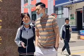 高颜值爸爸接女儿放学，被误认为女儿男友，女孩无力解释笑翻妈妈图片