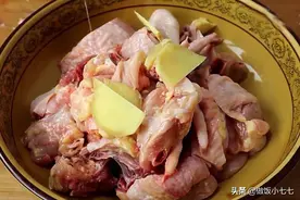 清洗鸡肉时，直接洗是大错特错，加2种食材洗，鸡肉更干净无腥味图片