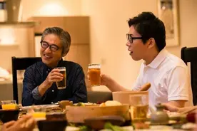 我给老领导送礼，反被赠送新手机，“咬耳朵”送10句话：只做不说图片