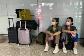 影后周迅与朋友在机场席地而坐，衣着显破旧，被嘲像保洁阿姨图片
