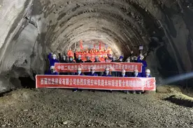 川藏铁路拉林段隧道全部贯通，预计明年开通运营图片