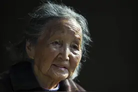 孙女专门给奶奶买便宜的礼物，原来是善意的谎言。图片