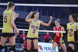 毫不掩饰，广东女排主教练进四强后接受采访，直接说出赢上海原因图片