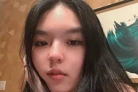 李咏女儿法图麦晒素颜照，金银首饰挂满一身！哈文留言互动被吐槽图片