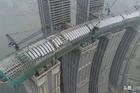 中国重庆有一座“横着建”的摩天大楼？把老外惊到了图片