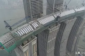 中国重庆有一座“横着建”的摩天大楼？把老外惊到了图片