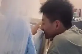 高龄妈妈生二胎，哥哥弟弟差27岁，两人相处画面让网友怀疑人生图片