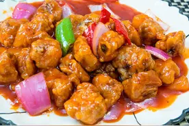 菠萝炒排骨 颜色金红 口感酸甜香脆可口 多谢转发关注图片