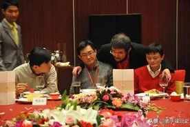 这大胡子是谁？左手扶马云、右手压马化腾，2位首富还服服帖帖图片