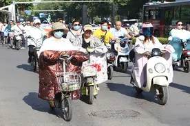 电动车除了戴头盔，还有3条规定也别忽视，被查到或面临罚款处罚图片