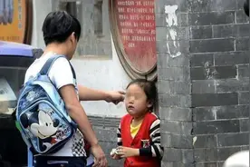 老师把成绩发到家长群，家长：不登门道歉就举报，老师：可以辞职图片