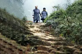 19岁小伙带29岁寡妇私奔，隐居深山50年，为爱凿出6208级爱情天梯图片