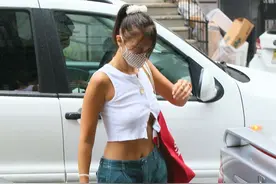 贝拉坎肩背心版型利落，莫莉白色衬衫裙遮肉显瘦｜欧美街拍图片